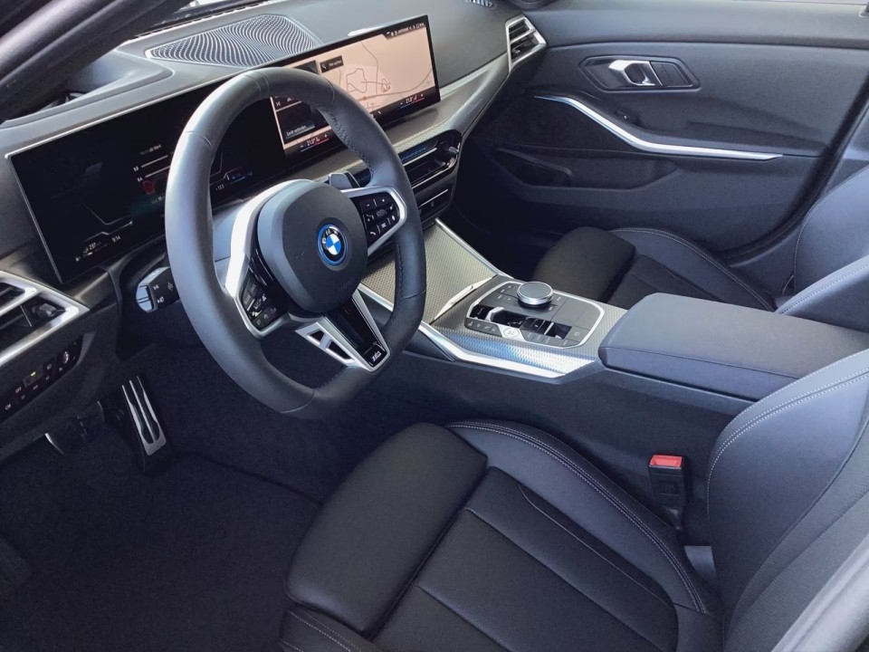 BMW Seria 3 330e xDrive M-Sport (5)