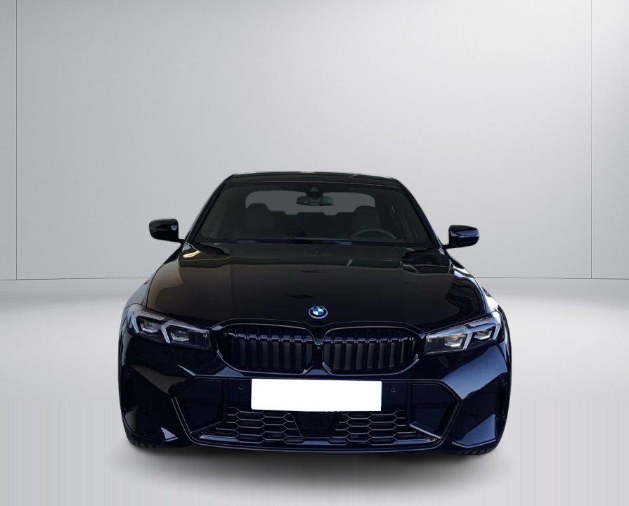 BMW Seria 3 330e xDrive M-Sport (2)