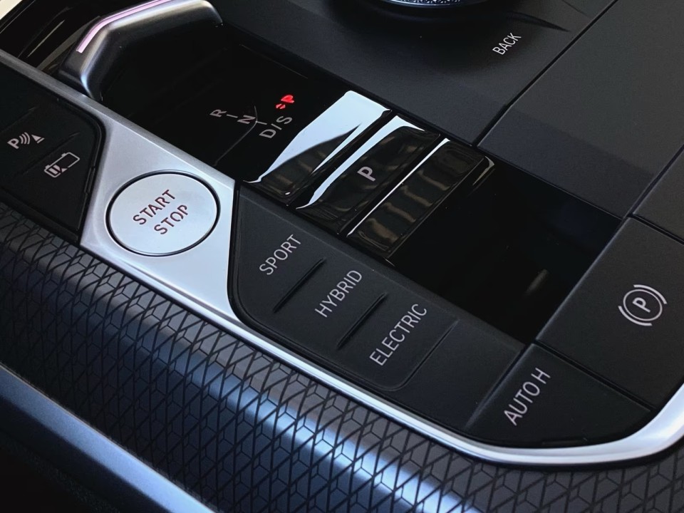 BMW Seria 3 330e xDrive M-Sport - foto 12