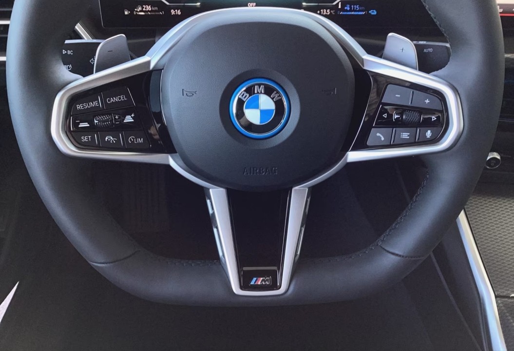 BMW Seria 3 330e xDrive M-Sport - foto 9