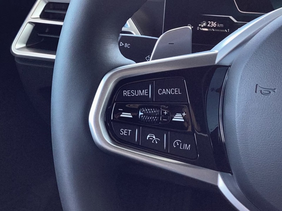 BMW Seria 3 330e xDrive M-Sport - foto 10