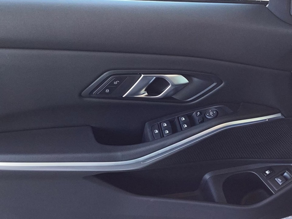 BMW Seria 3 330e xDrive M-Sport - foto 13