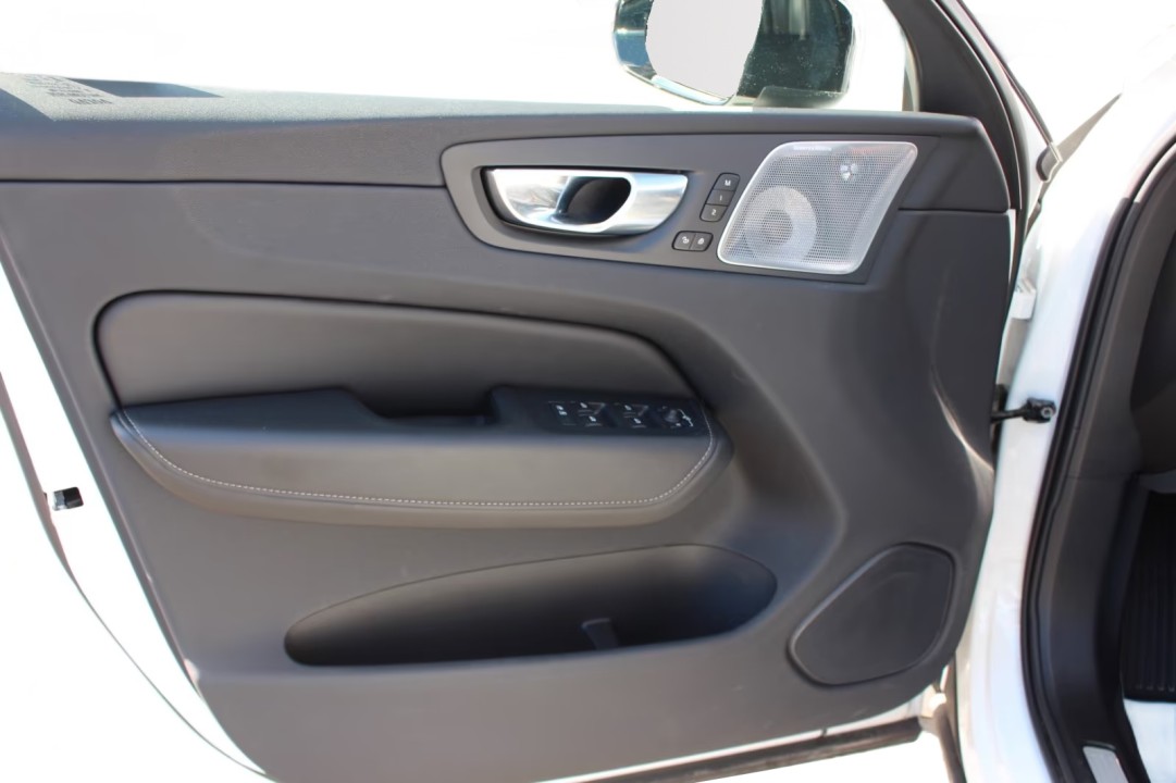 Volvo XC 60 B5 AWD Ultra Dark - foto 24