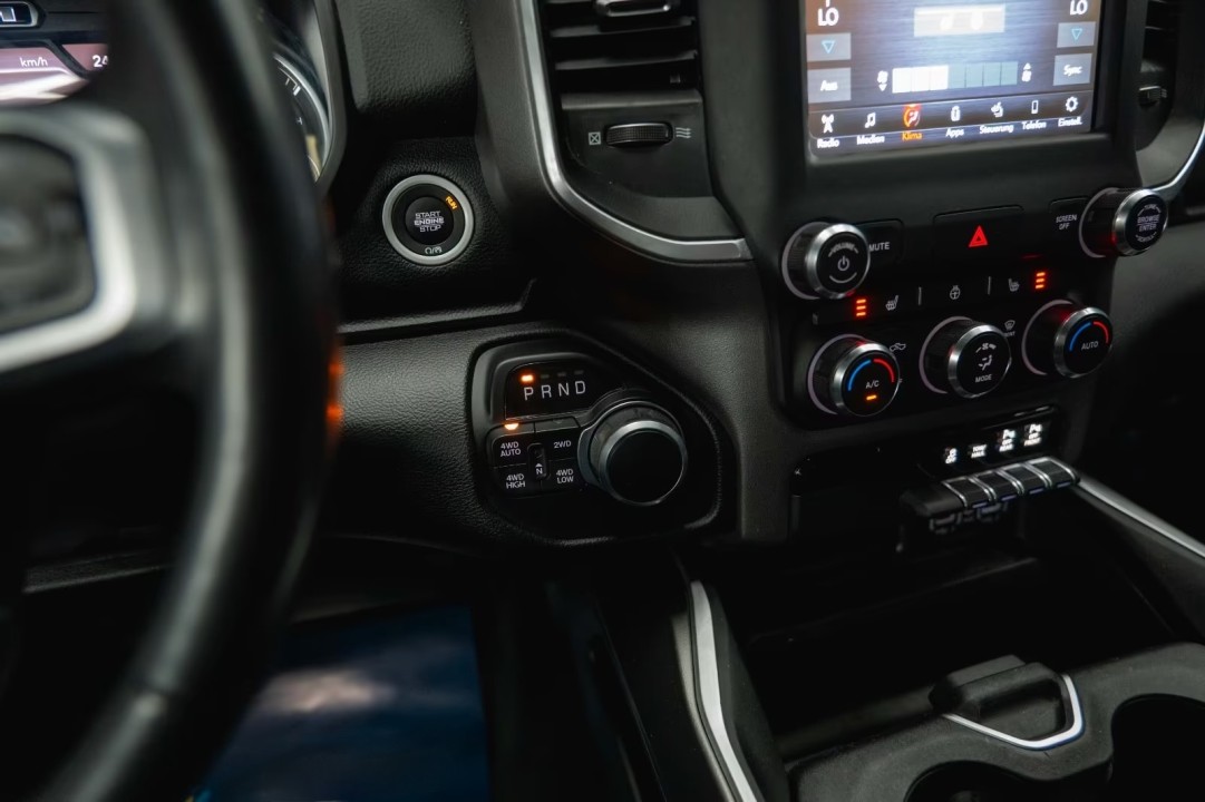 Dodge RAM Limited 5.7 V8 HEMI 4x4 BLACK - foto 28