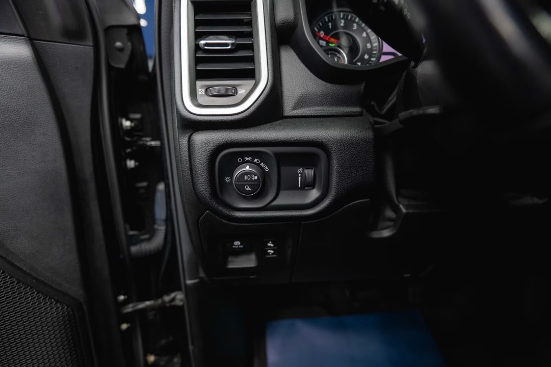 Dodge RAM Limited 5.7 V8 HEMI 4x4 BLACK - foto 33