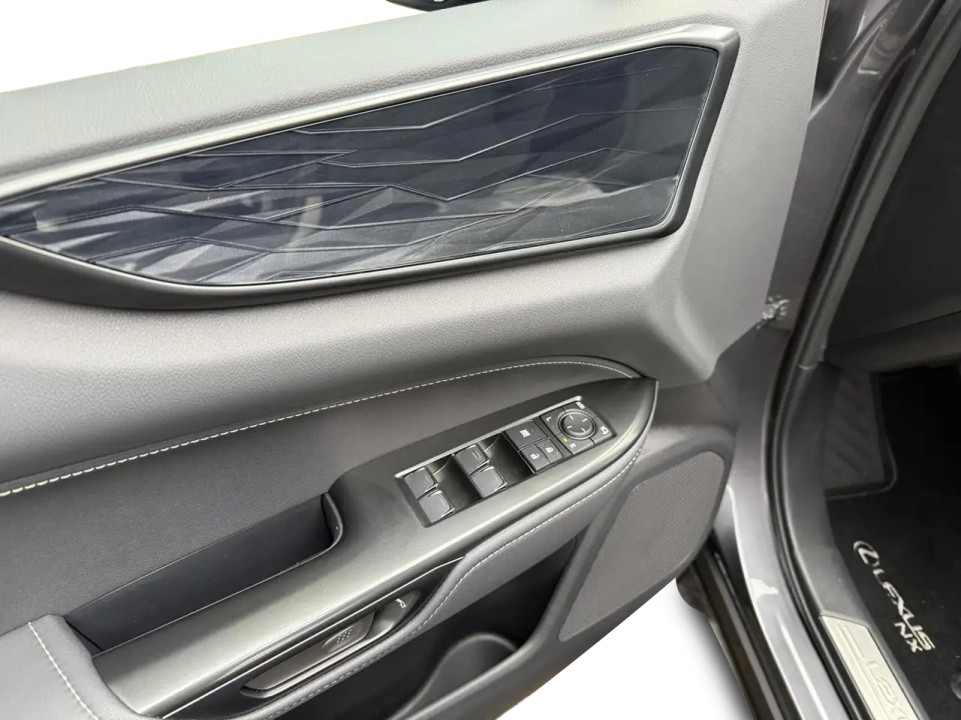 Lexus Seria NX 450h+ - foto 18