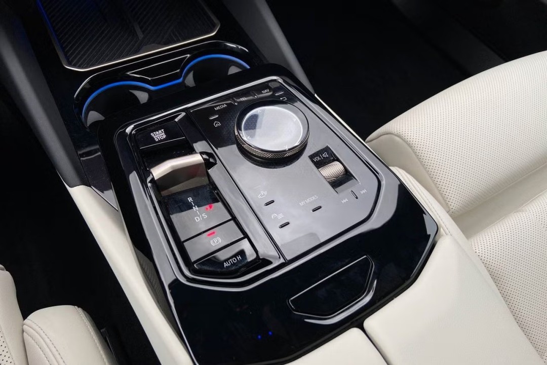 BMW Seria 5 530e M-Sport - foto 16