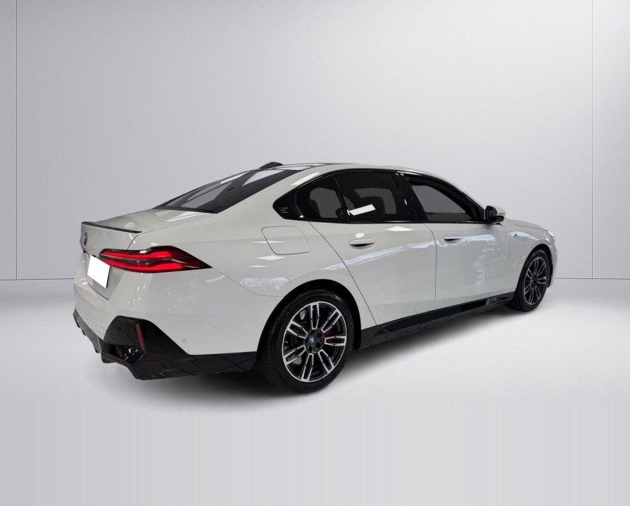 BMW Seria 5 550e xDrive M-Sport (2)