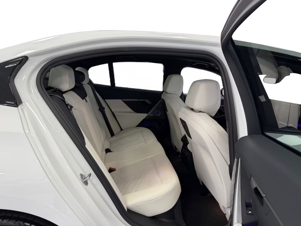 BMW Seria 5 550e xDrive M-Sport - foto 10