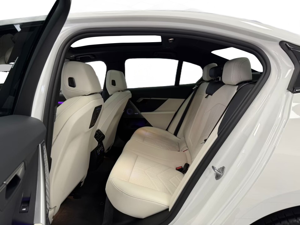 BMW Seria 5 550e xDrive M-Sport - foto 9