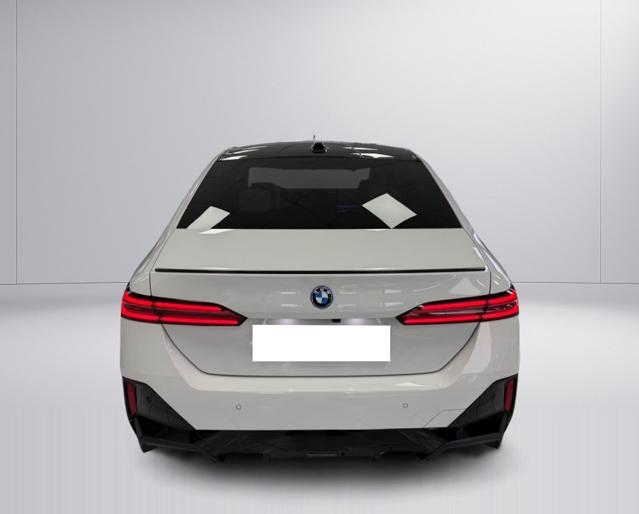 BMW Seria 5 550e xDrive M-Sport (3)
