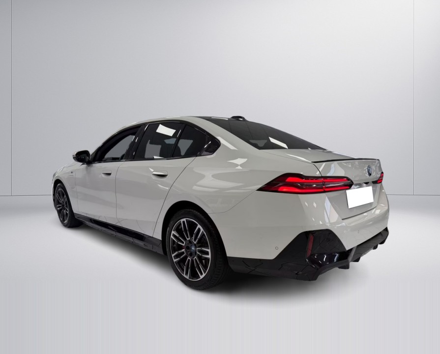 BMW Seria 5 550e xDrive M-Sport (4)