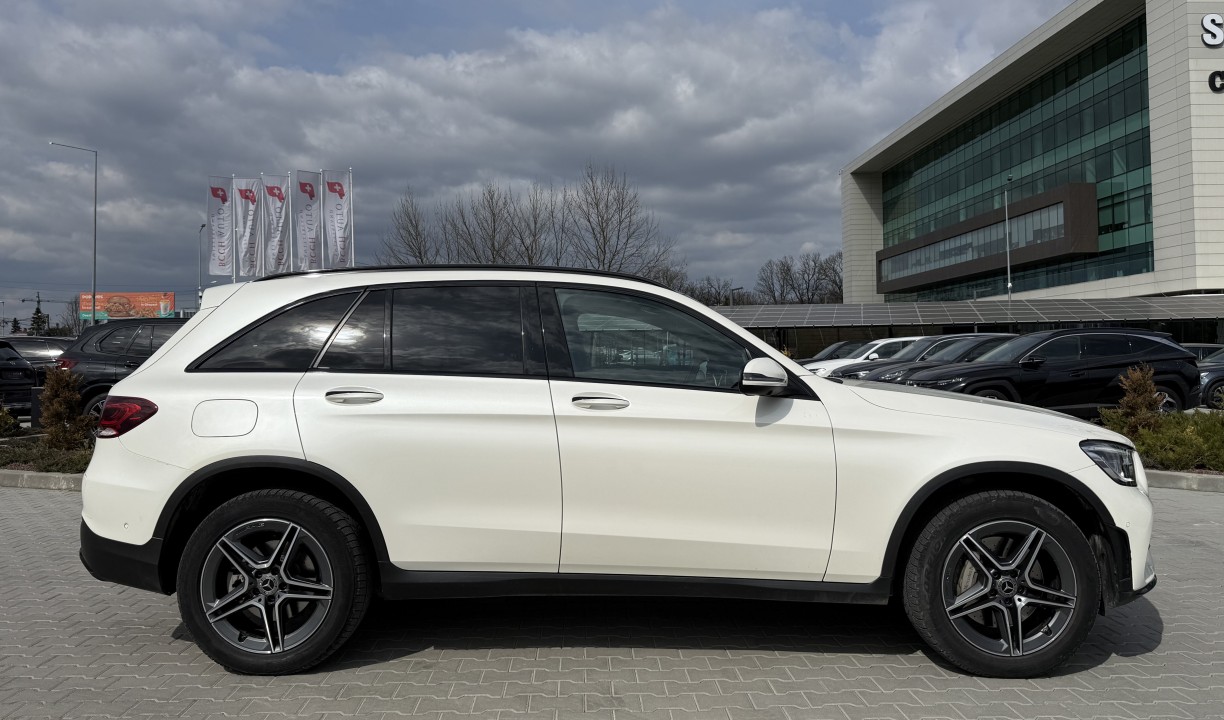 Mercedes-Benz GLC 300e 4MATIC AMG Line (2)
