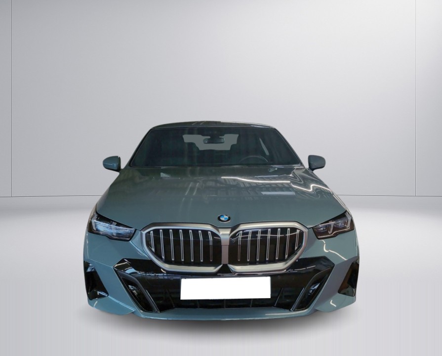 BMW Seria 5 520i M-Sport (2)