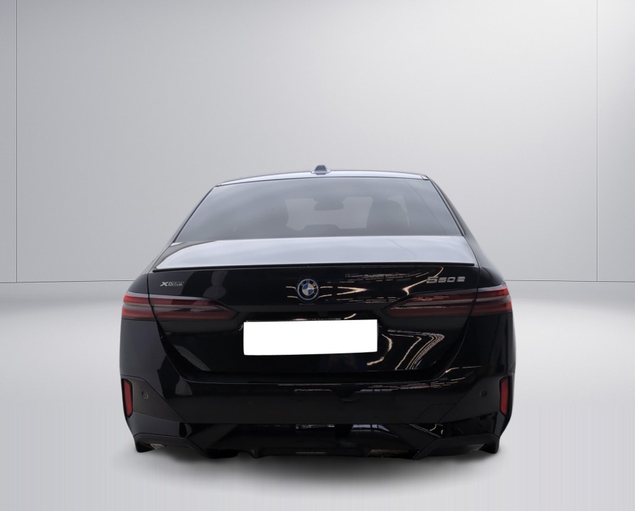 BMW Seria 5 550e xDrive M-Sport (4)