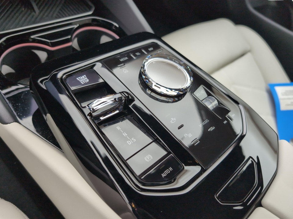 BMW Seria 5 550e xDrive M-Sport - foto 9