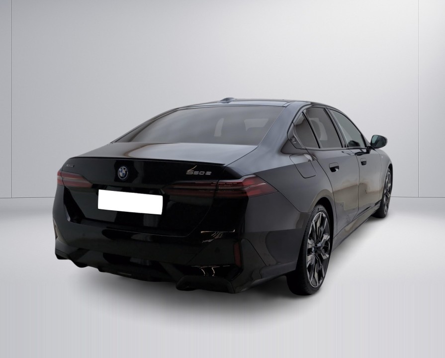 BMW Seria 5 550e xDrive M-Sport (3)