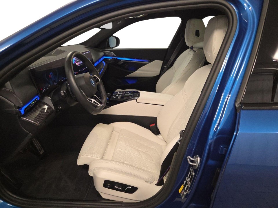 BMW Seria 5 550e xDrive M-Sport (5)