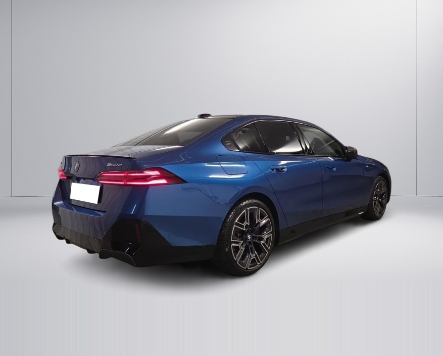 BMW Seria 5 550e xDrive M-Sport (3)
