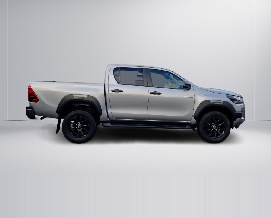 Toyota Hilux 2.8D Invincible (2)