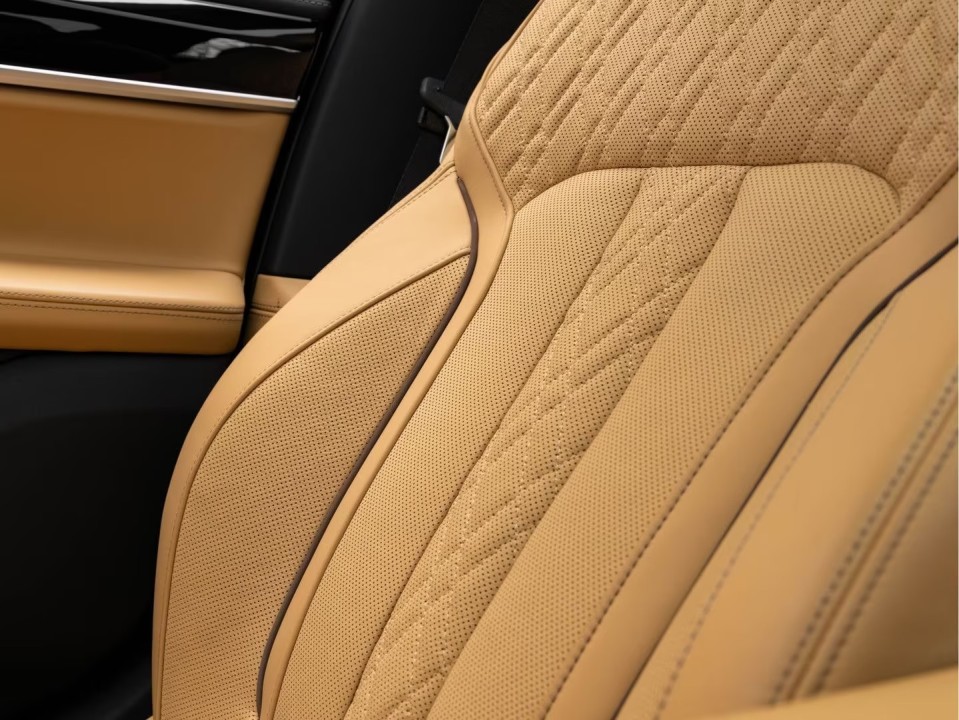 BMW Seria 7 745e - foto 28