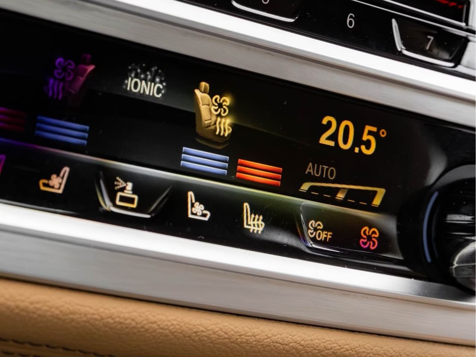 BMW Seria 7 745e - foto 23