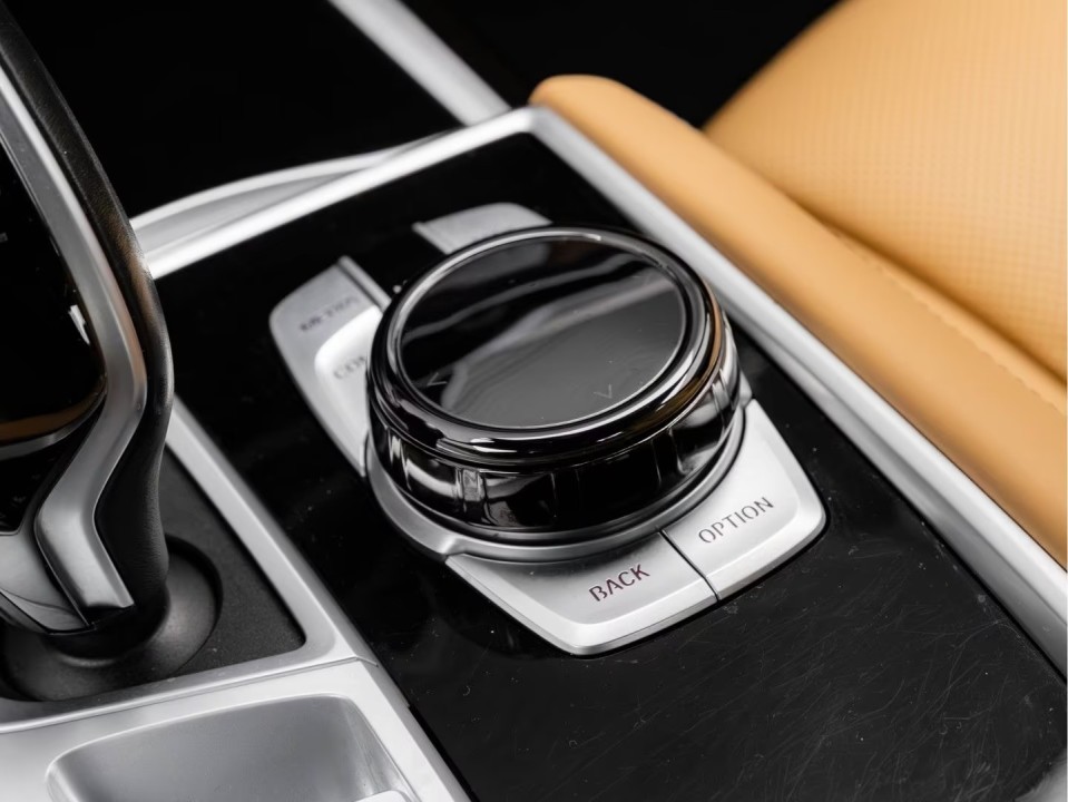 BMW Seria 7 745e - foto 18