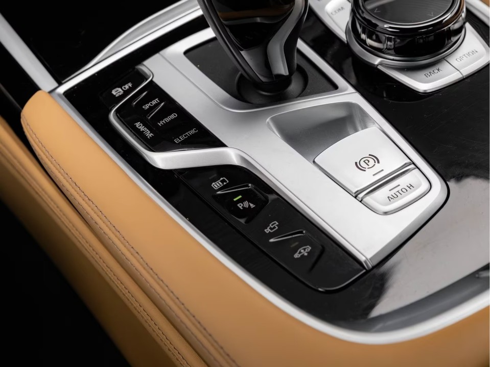 BMW Seria 7 745e - foto 19