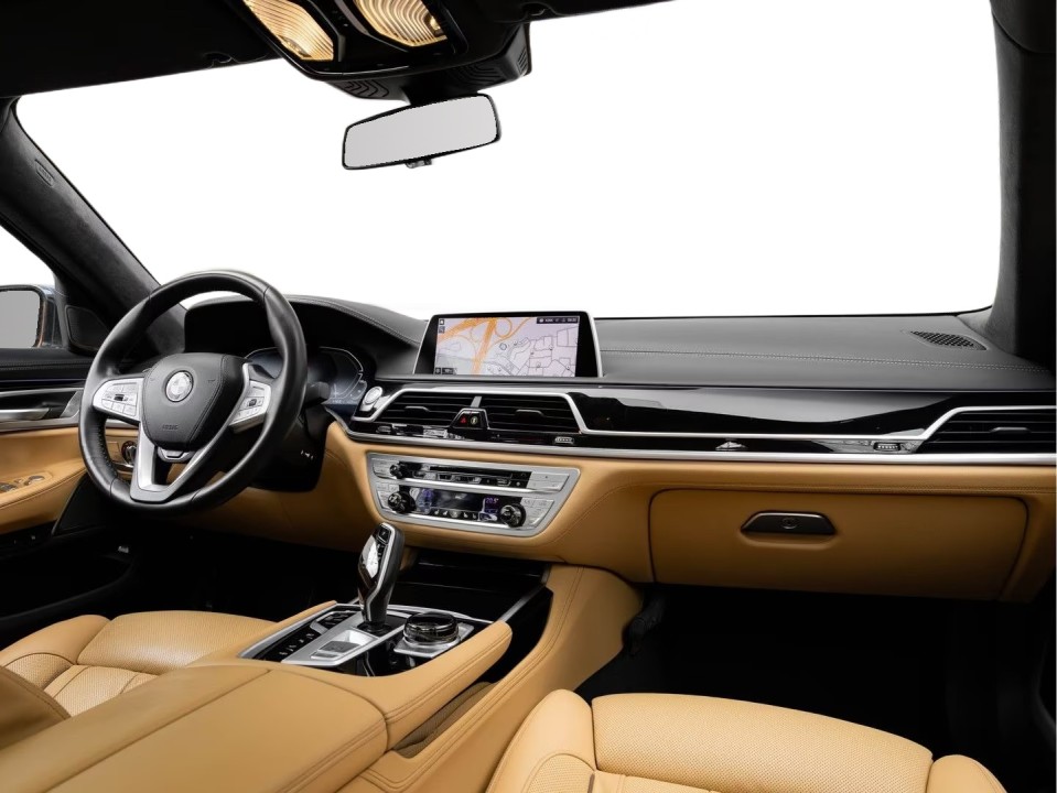 BMW Seria 7 745e - foto 9