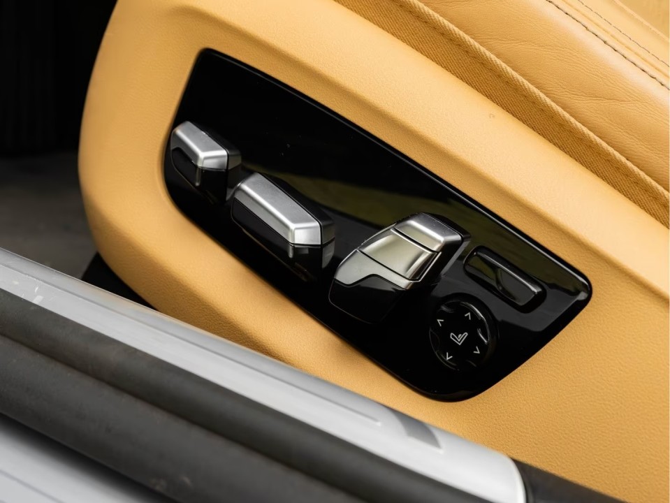 BMW Seria 7 745e - foto 39