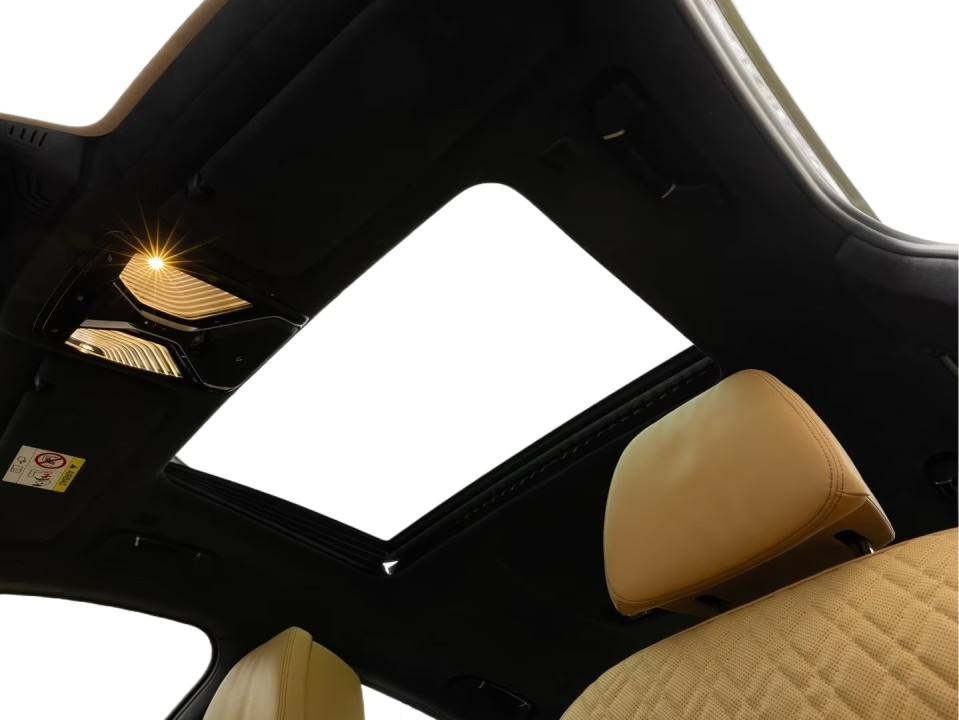 BMW Seria 7 745e - foto 35