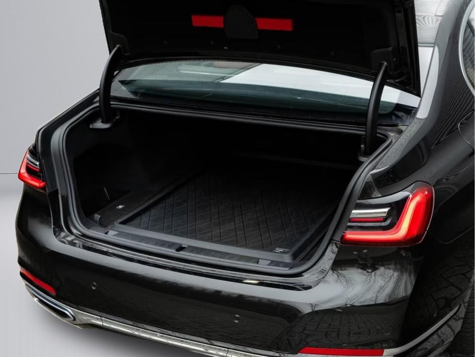 BMW Seria 7 745e - foto 40
