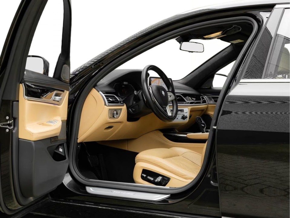 BMW Seria 7 745e - foto 11