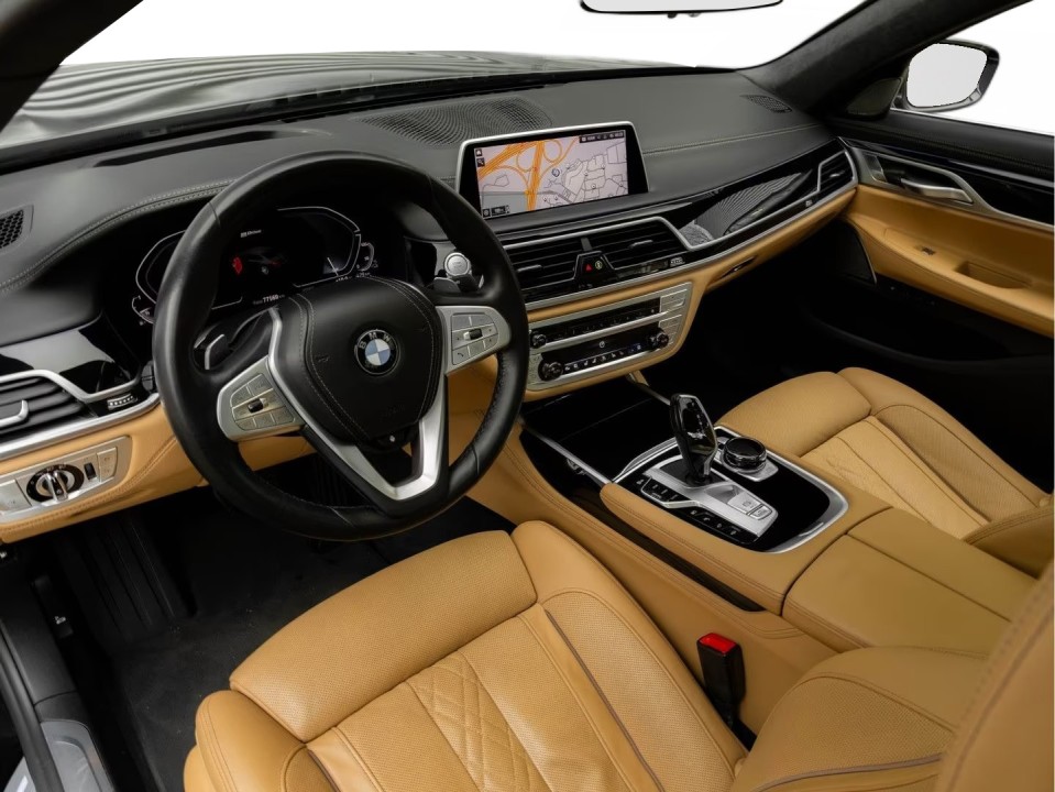BMW Seria 7 745e - foto 8
