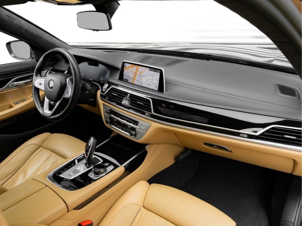 BMW Seria 7 745e - foto 10