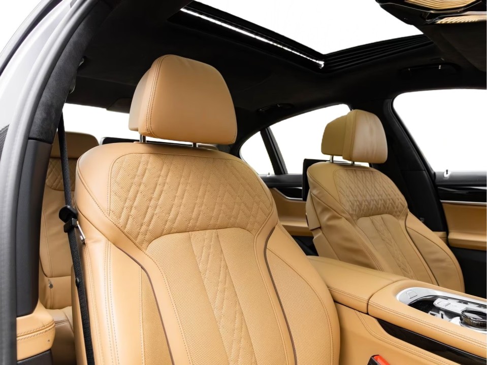 BMW Seria 7 745e - foto 27