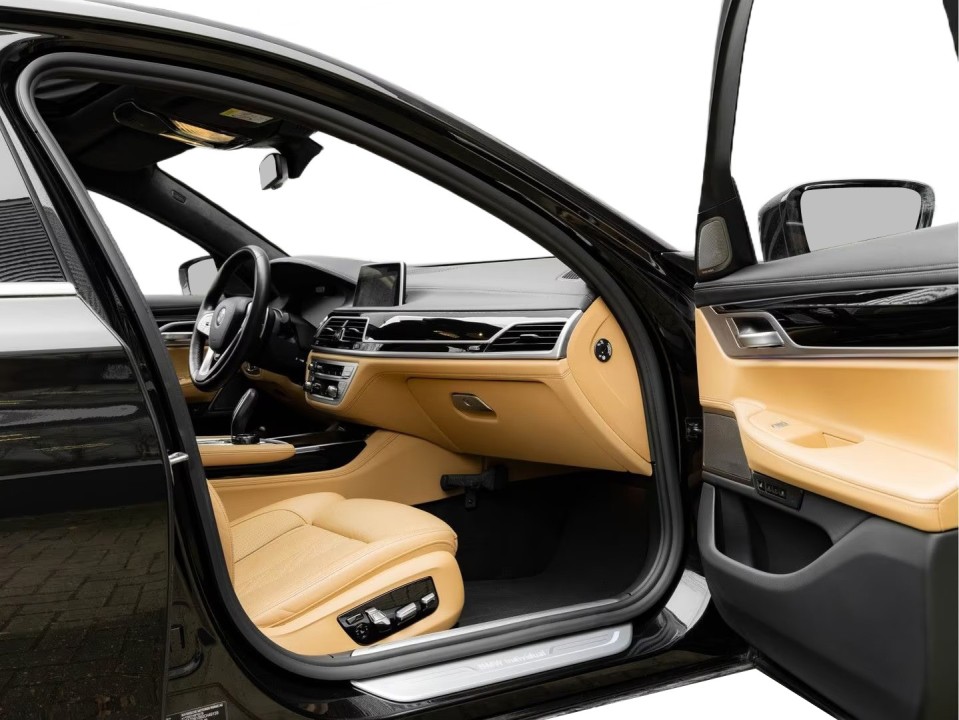 BMW Seria 7 745e - foto 12