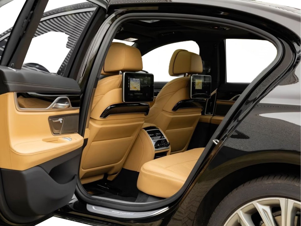 BMW Seria 7 745e - foto 32