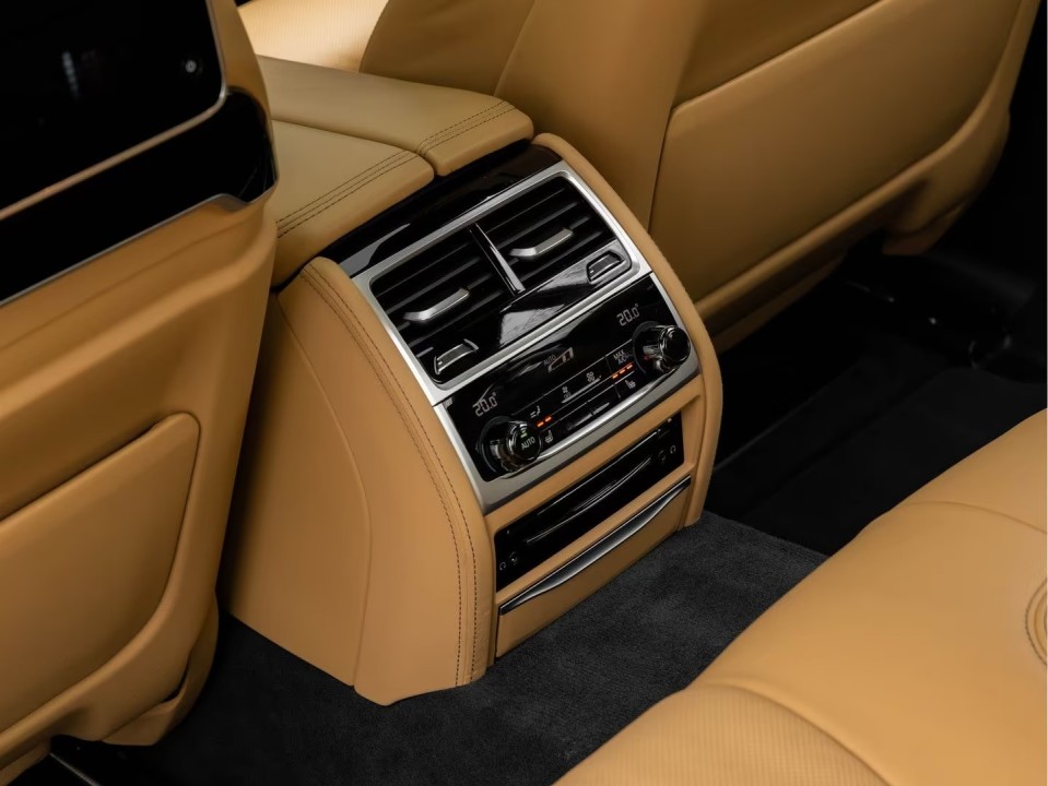 BMW Seria 7 745e - foto 26