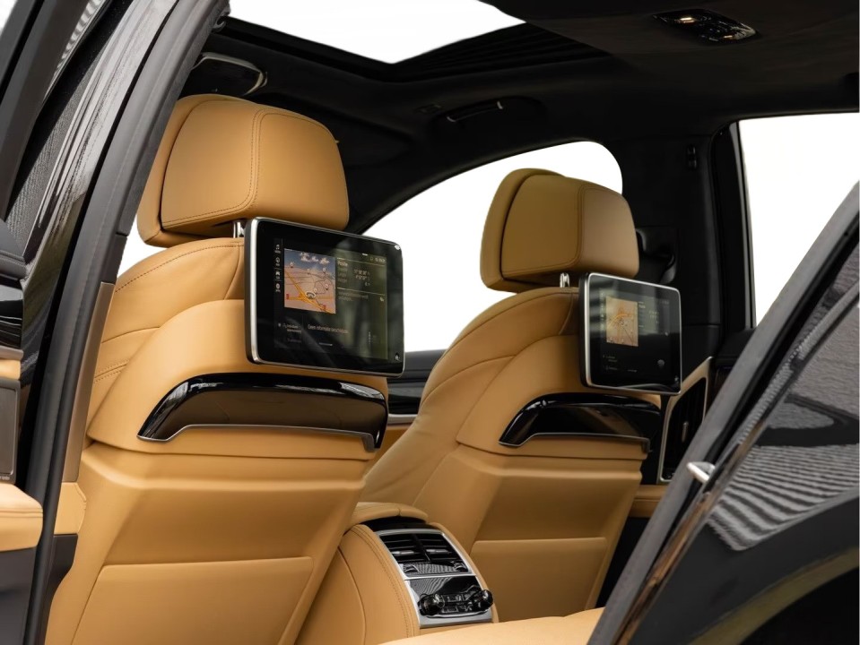 BMW Seria 7 745e - foto 33