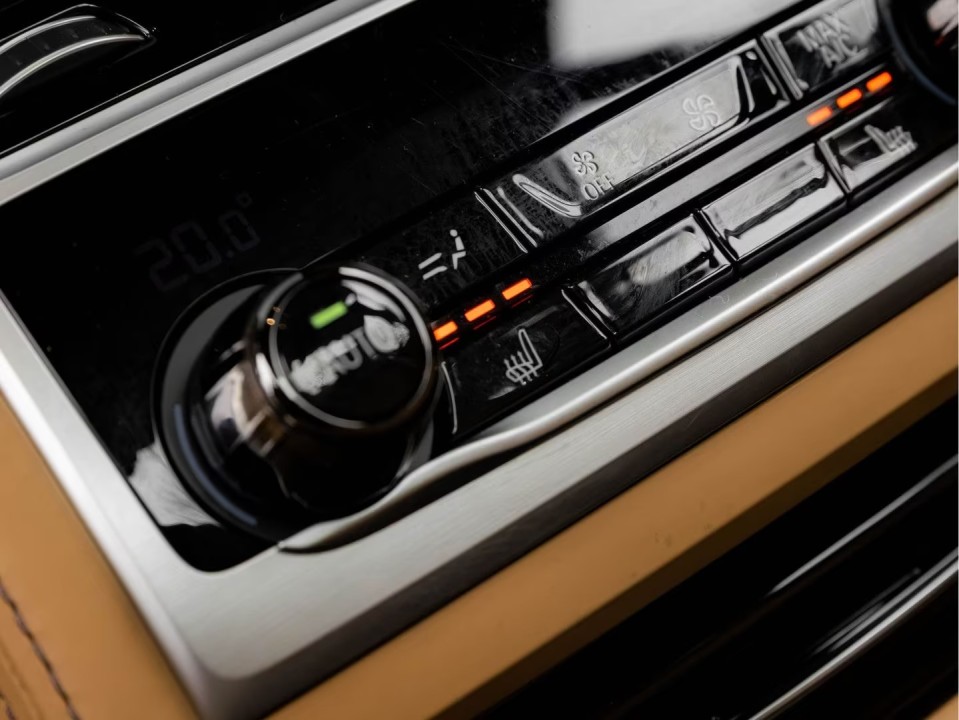 BMW Seria 7 745e - foto 22