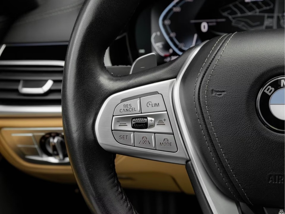 BMW Seria 7 745e - foto 13