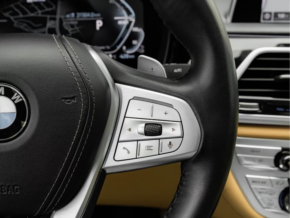 BMW Seria 7 745e - foto 14