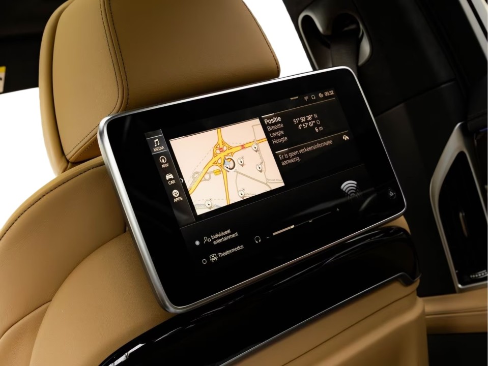 BMW Seria 7 745e - foto 34