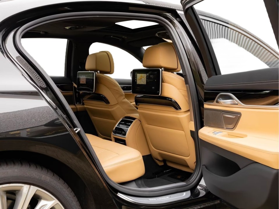 BMW Seria 7 745e - foto 31