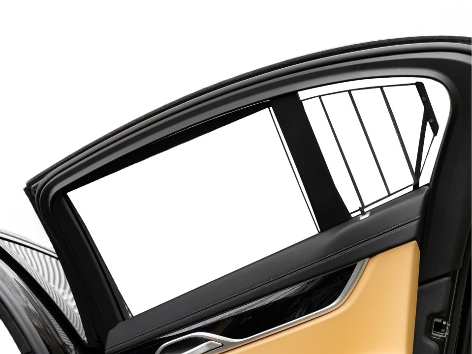 BMW Seria 7 745e - foto 37