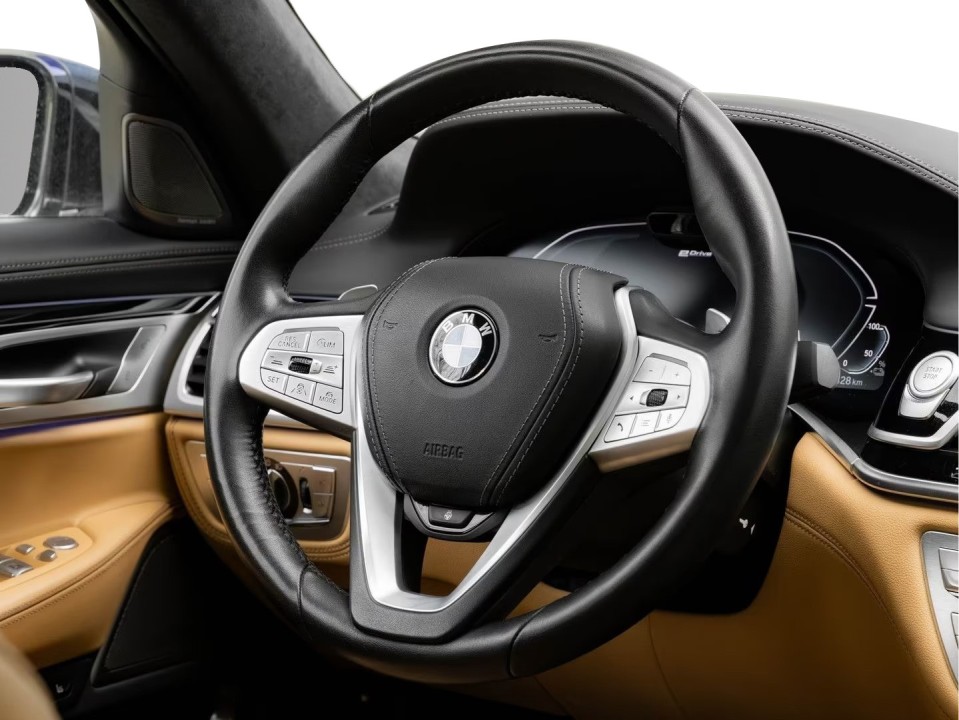 BMW Seria 7 745e - foto 7