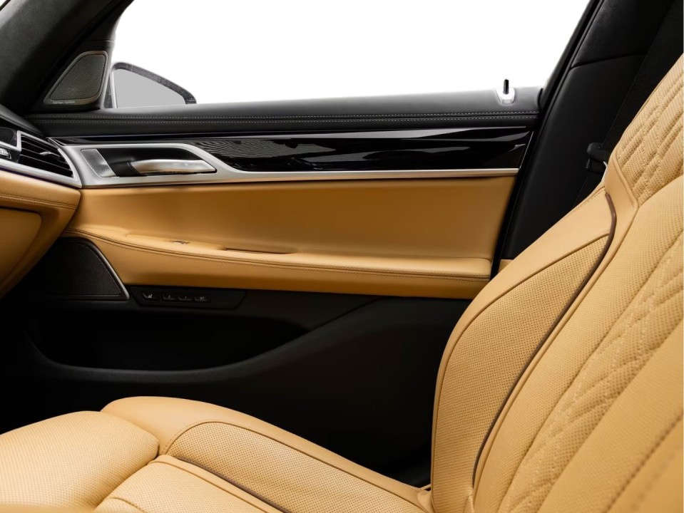 BMW Seria 7 745e - foto 29