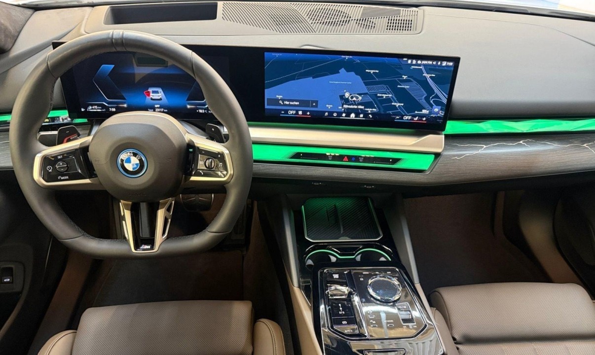 BMW Seria 5 550e xDrive M-Sport (5)