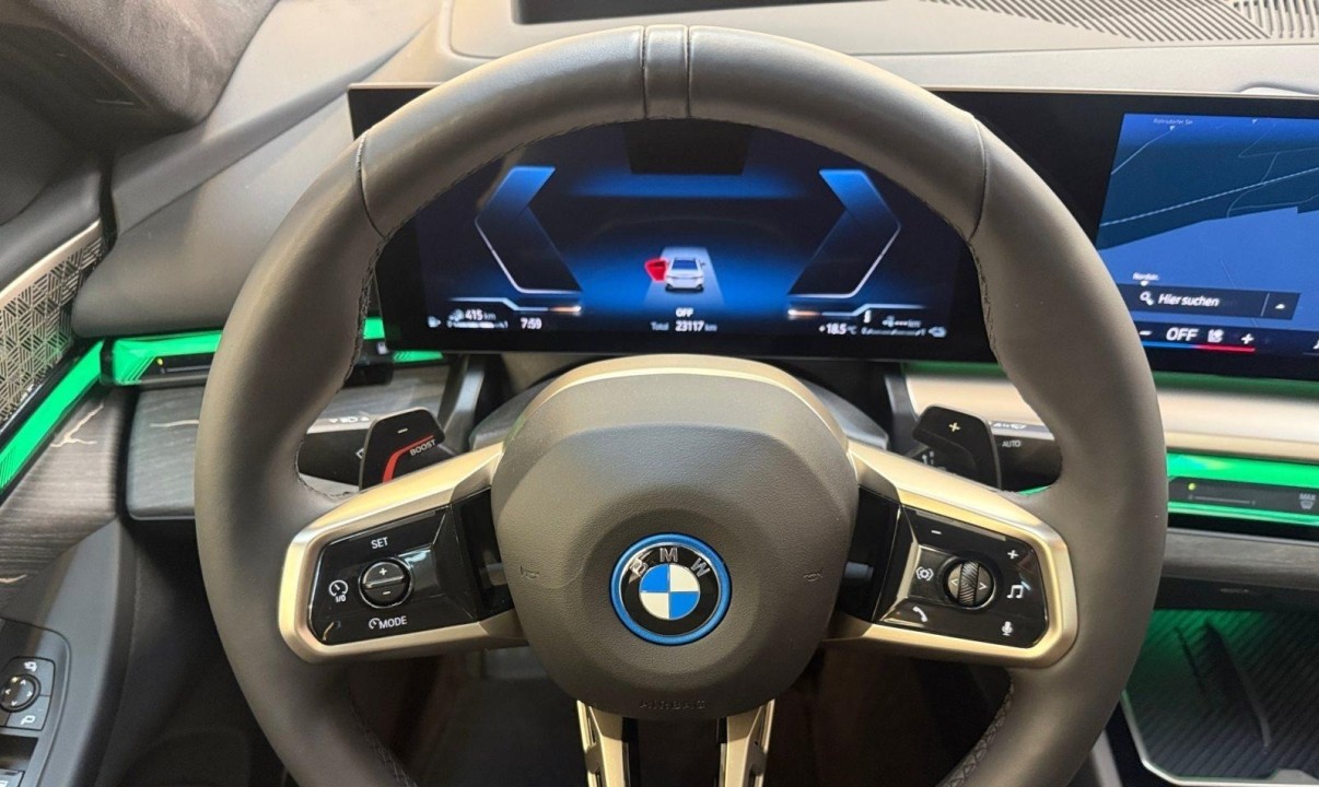 BMW Seria 5 550e xDrive M-Sport (4)